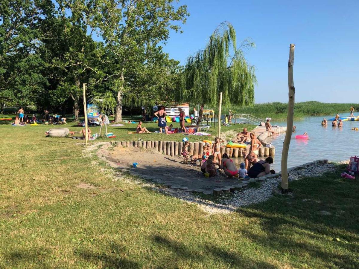 Beachfront Studio Apartman Aparthotel Balatonfůzfő Eksteriør bilde